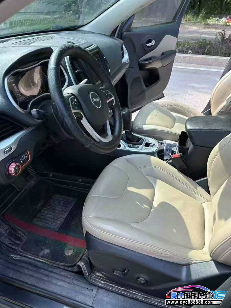 16年Jeep自由光轿车抵押车出售