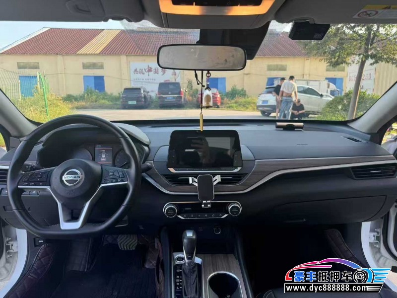 22年日产天籁轿车抵押车出售