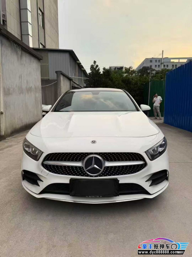 21年奔驰A轿车抵押车出售