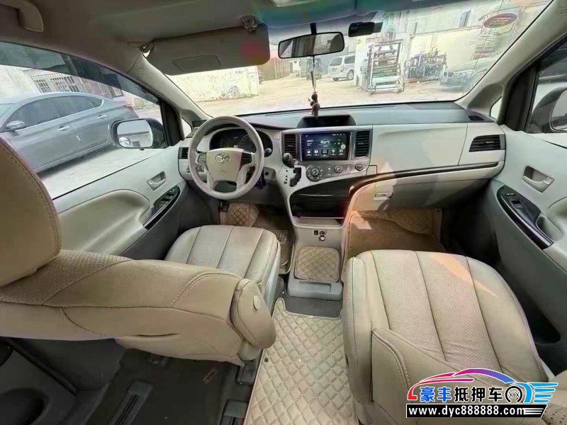 13年丰田塞纳轿车抵押车出售