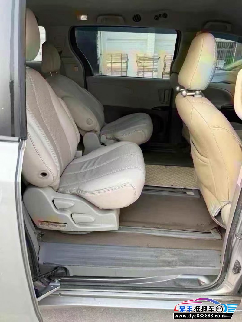 13年丰田塞纳轿车抵押车出售