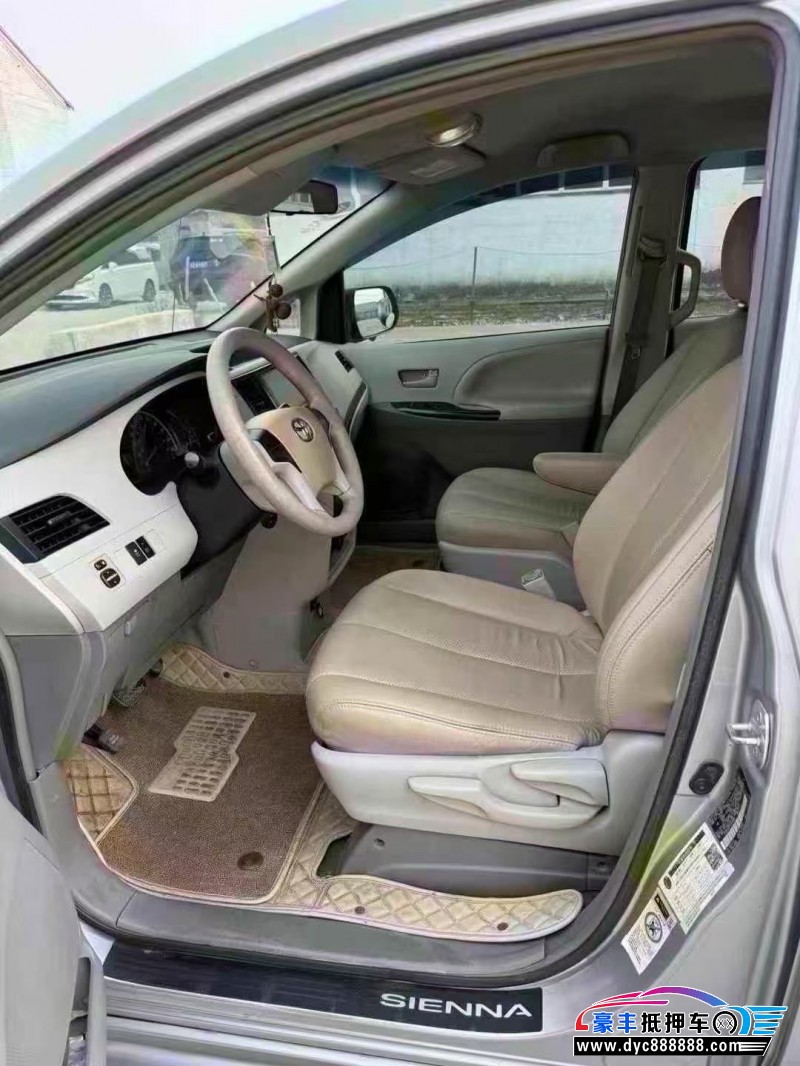 13年丰田塞纳轿车抵押车出售