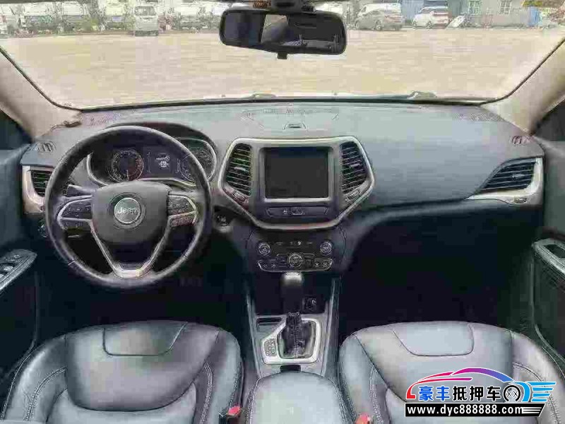 18年Jeep自由光轿车抵押车出售