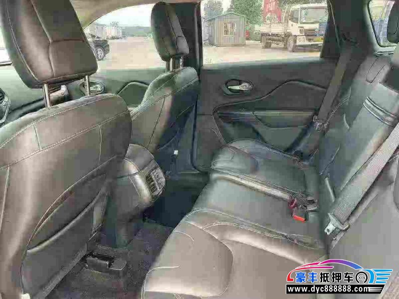 18年Jeep自由光轿车抵押车出售