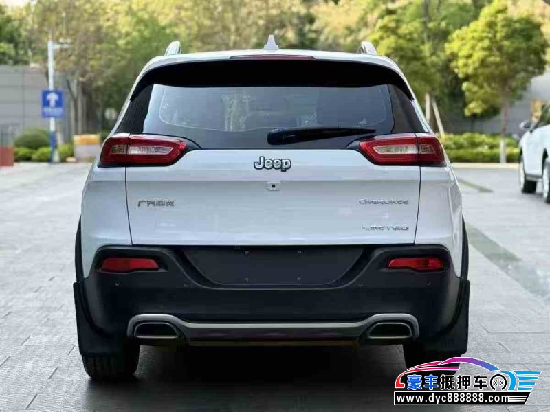 18年Jeep自由光轿车抵押车出售