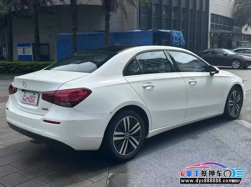 21年奔驰A轿车抵押车出售