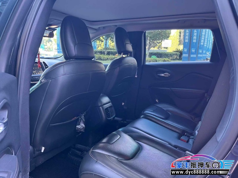 17年Jeep自由光轿车抵押车出售