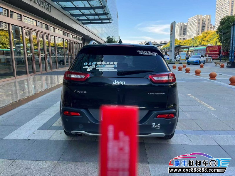 17年Jeep自由光轿车抵押车出售