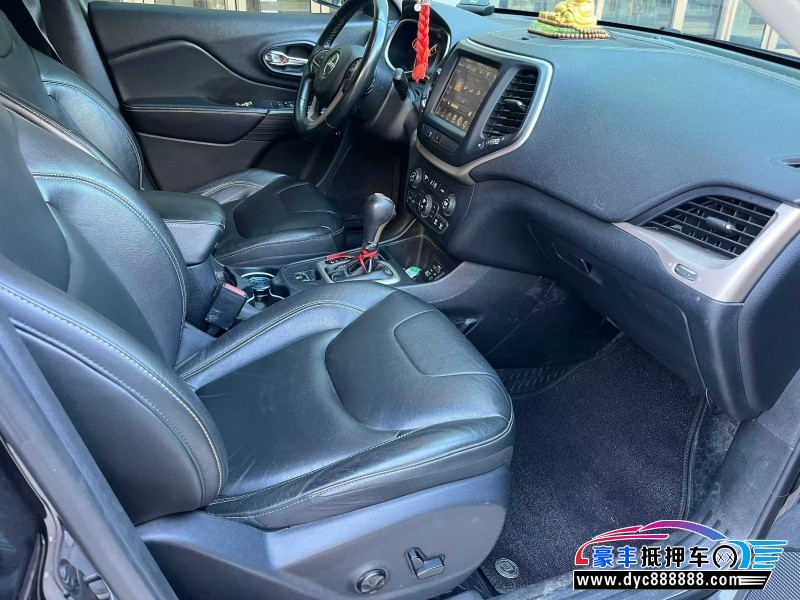 17年Jeep自由光轿车抵押车出售