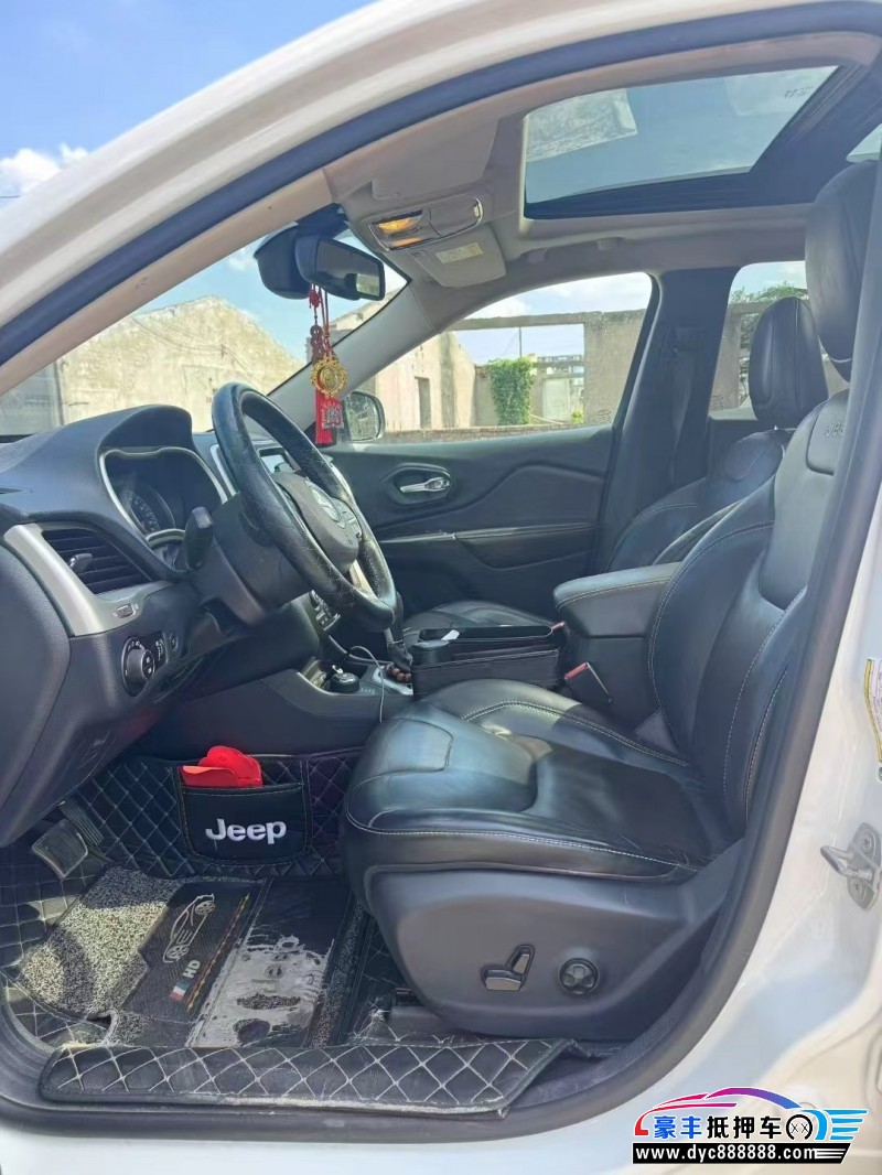 17年Jeep自由光轿车抵押车出售