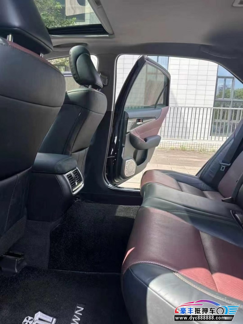 19年丰田皇冠轿车抵押车出售