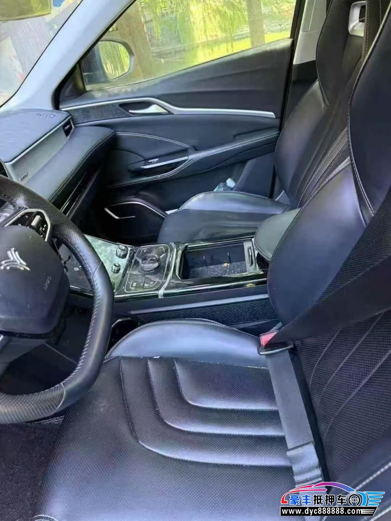 22年哪吒U轿车抵押车出售