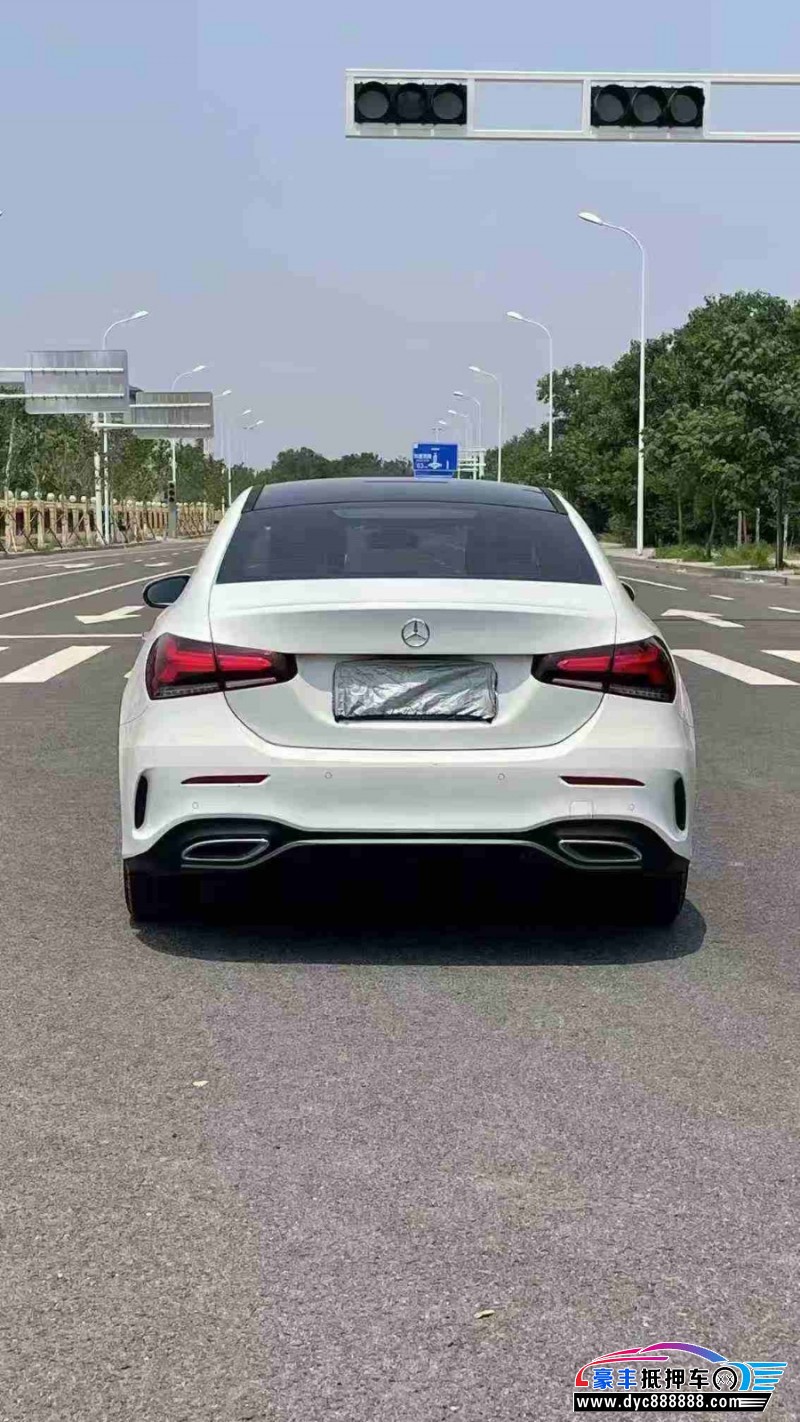 22年奔驰A轿车抵押车出售