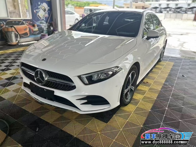 22年奔驰A轿车抵押车出售