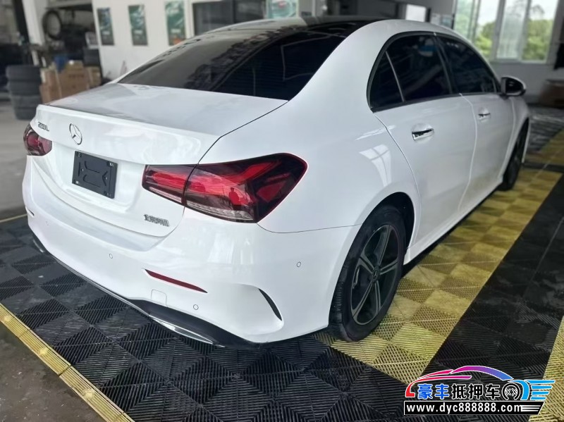 22年奔驰A轿车抵押车出售