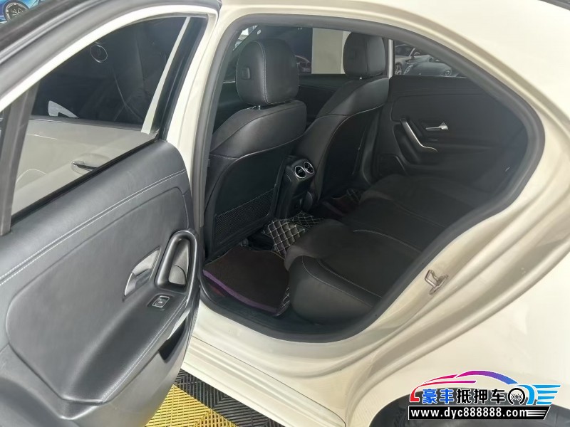 22年奔驰A轿车抵押车出售