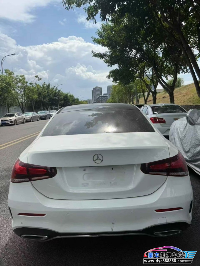 19年奔驰A轿车抵押车出售