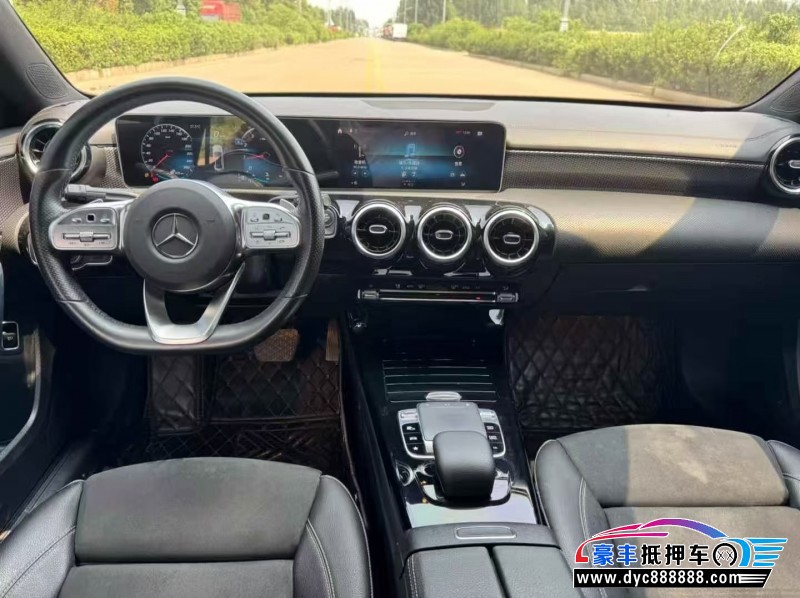 19年奔驰A轿车抵押车出售