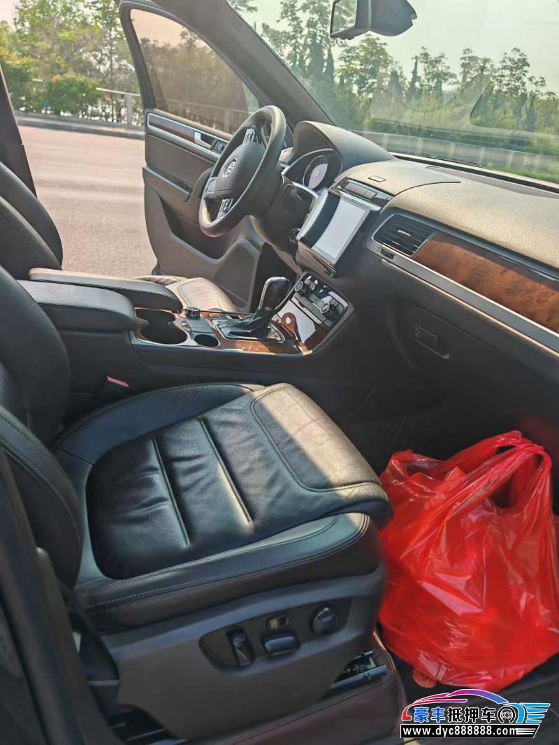 14年大众途锐轿车抵押车出售