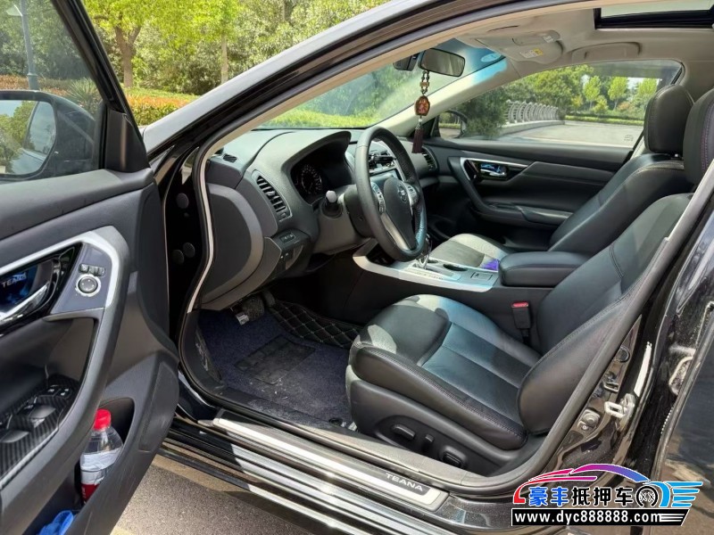 17年日产天籁轿车抵押车出售