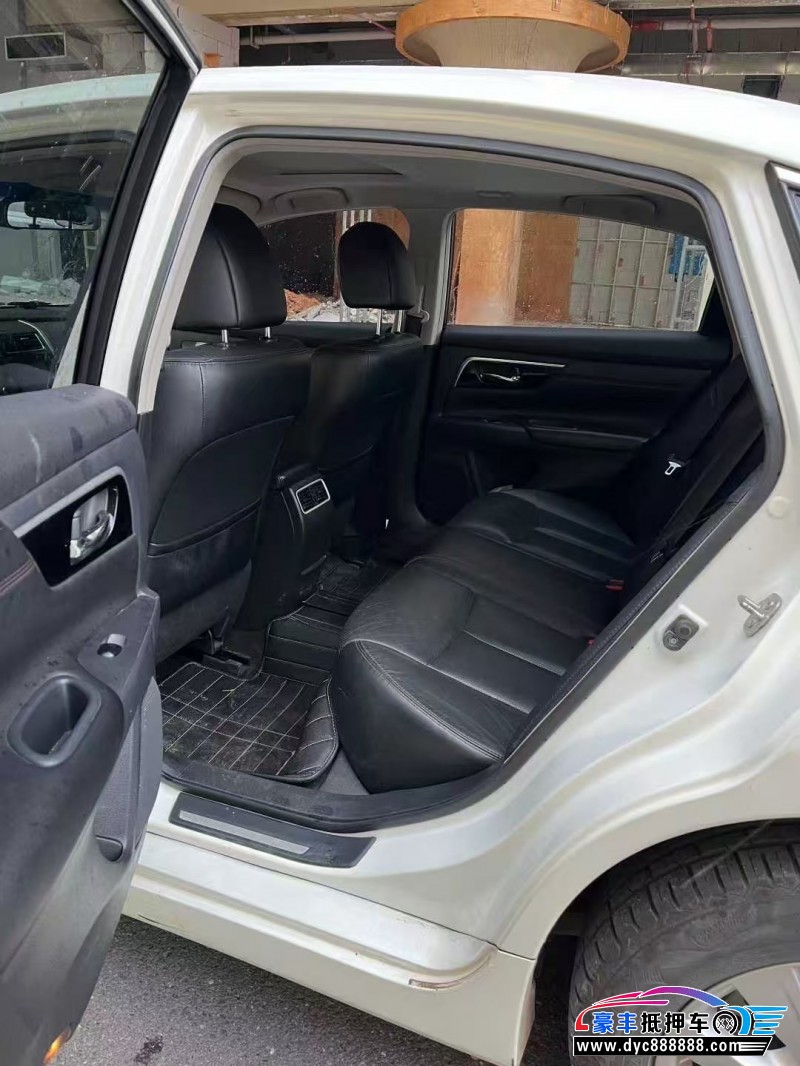 17年日产天籁轿车抵押车出售