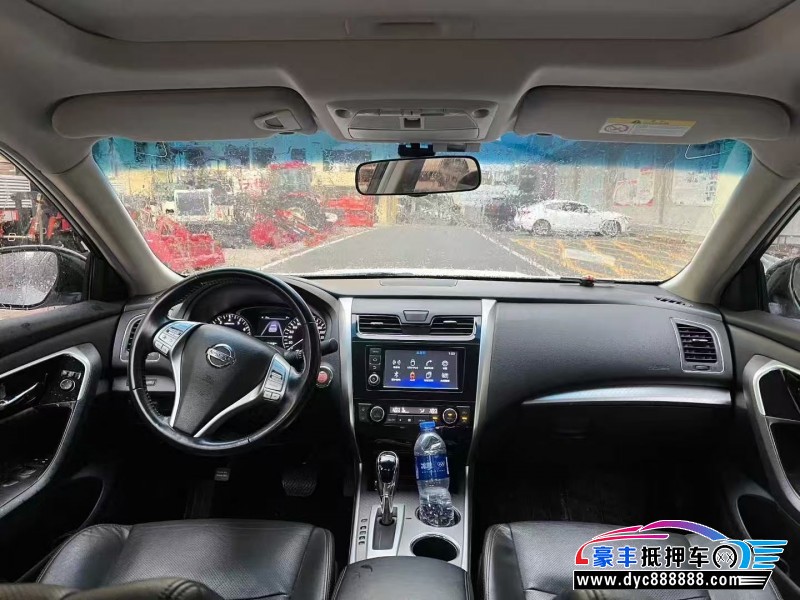 17年日产天籁轿车抵押车出售
