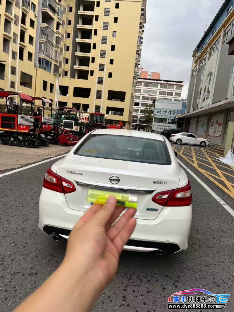 17年日产天籁轿车抵押车出售