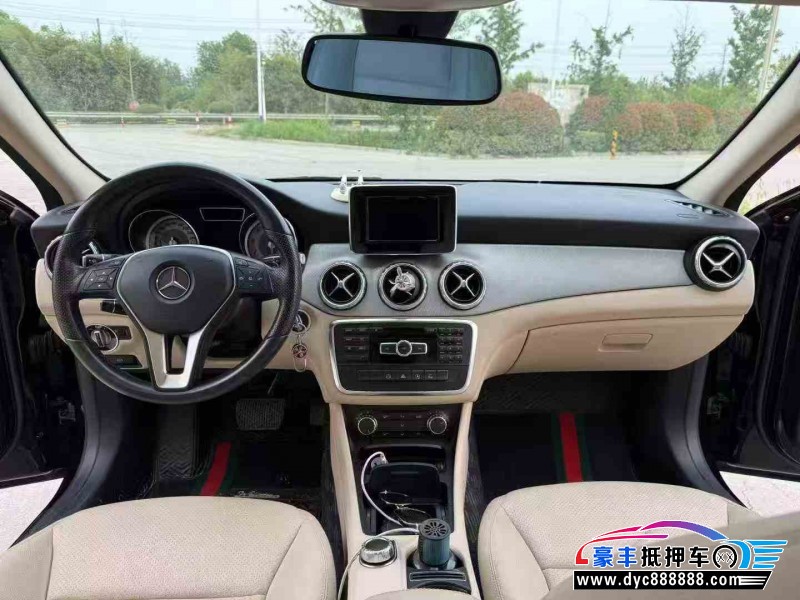 15年奔驰GLA轿车抵押车出售