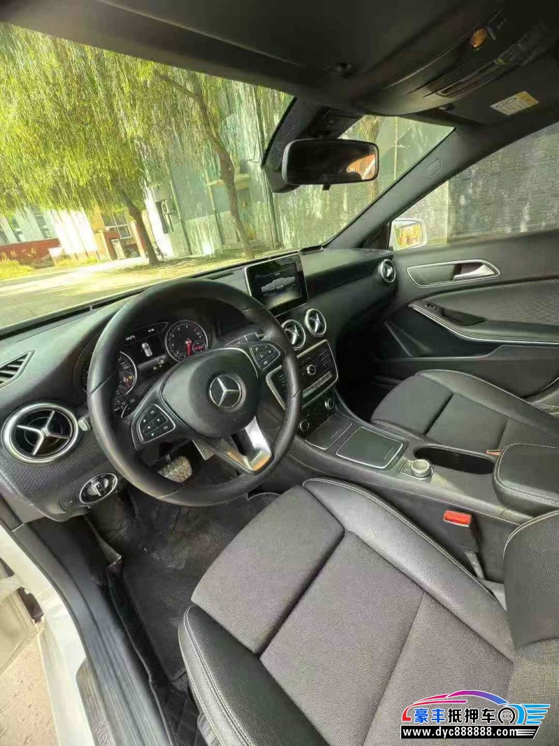 17年奔驰A轿车抵押车出售