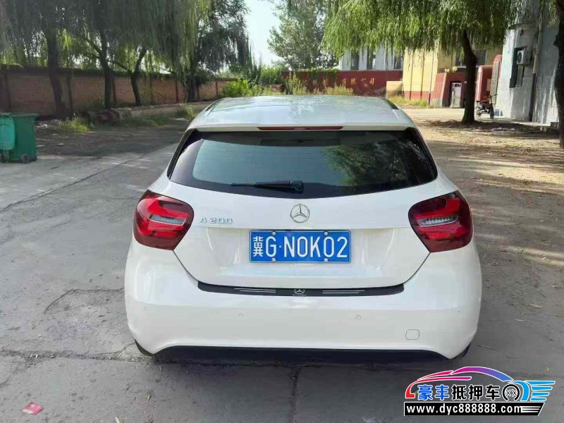 17年奔驰A轿车抵押车出售