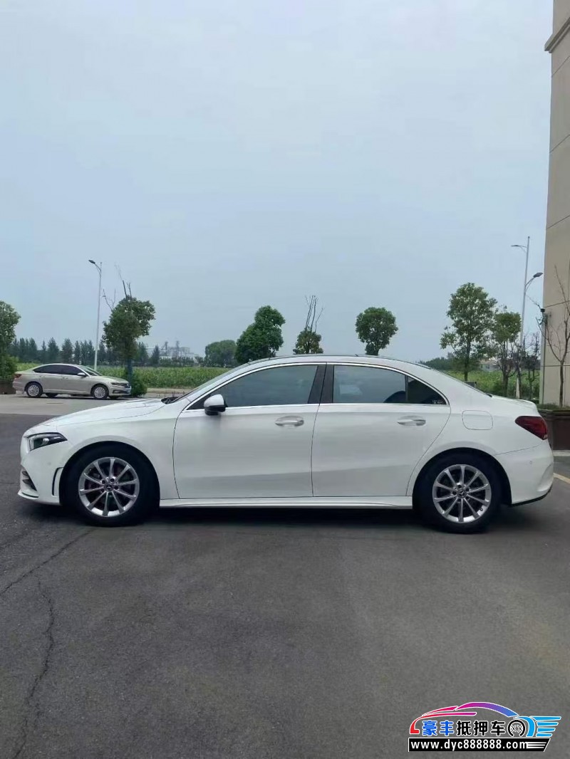 21年奔驰A轿车抵押车出售