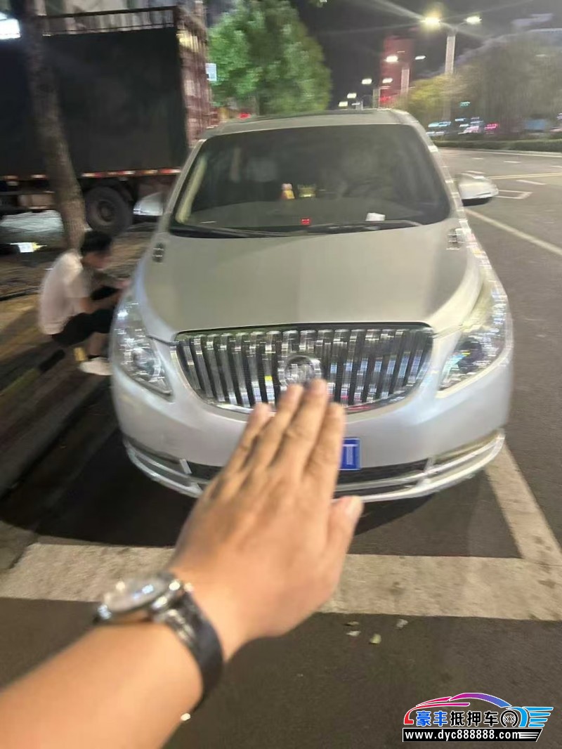 13年别克GL8轿车抵押车出售