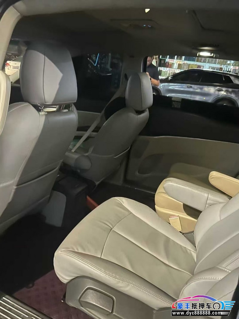 13年别克GL8轿车抵押车出售