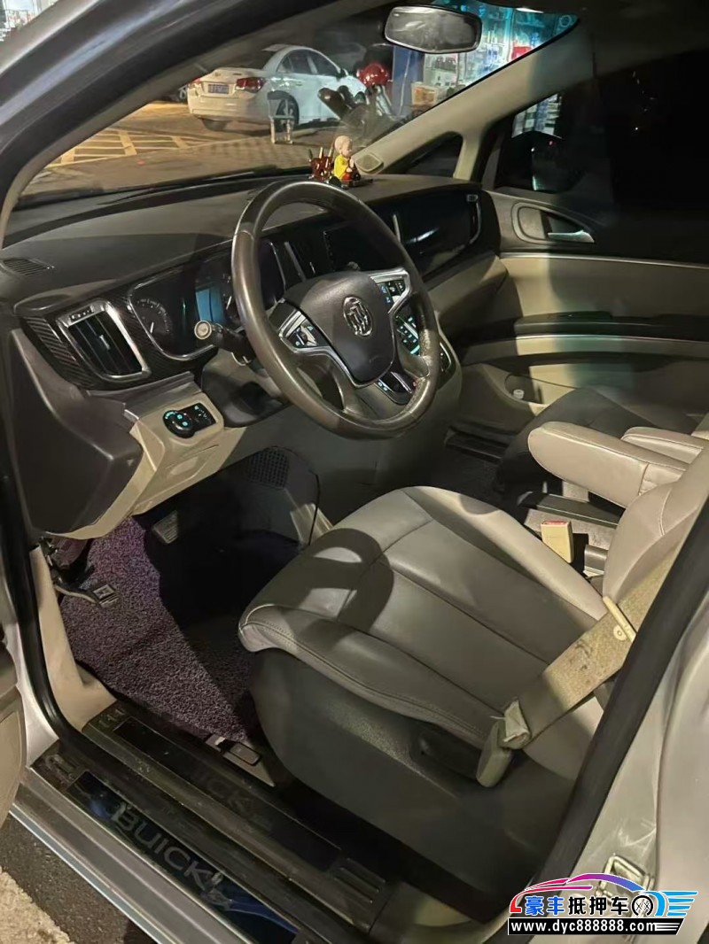 13年别克GL8轿车抵押车出售