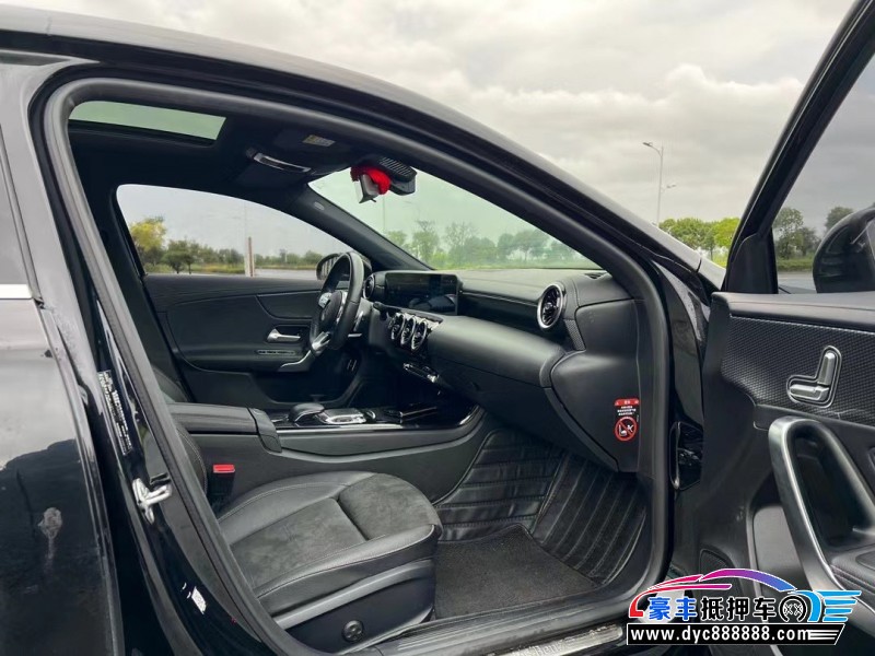 19年奔驰A轿车抵押车出售