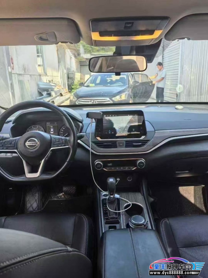 22年日产天籁轿车抵押车出售