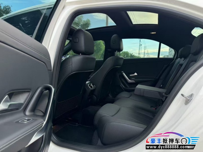 22年奔驰A轿车抵押车出售