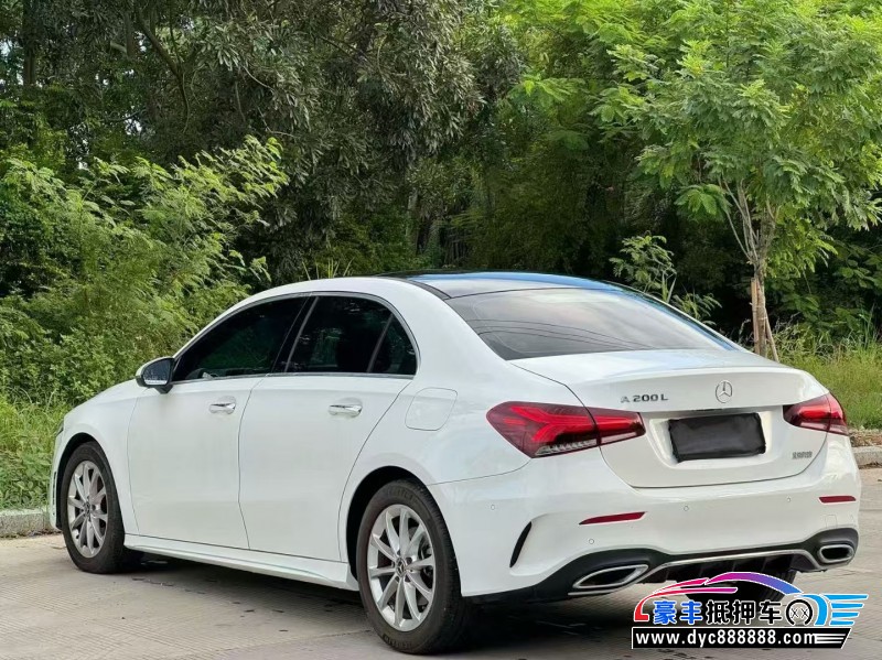 22年奔驰A轿车抵押车出售