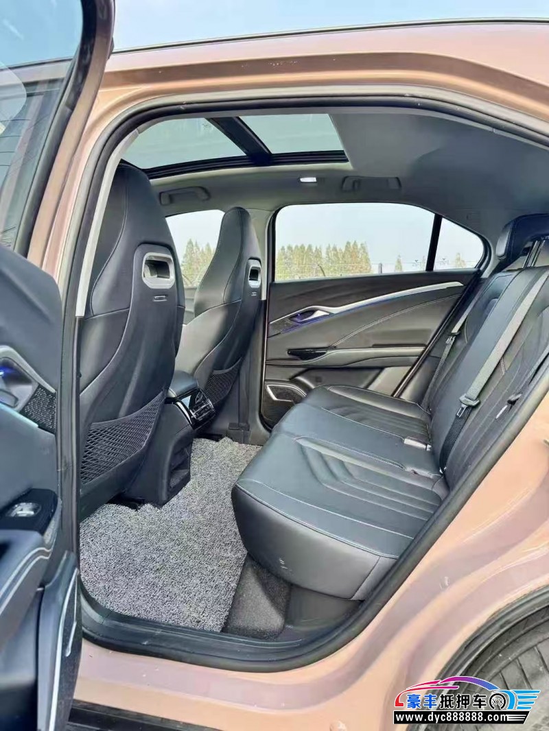 24年哪吒U轿车抵押车出售