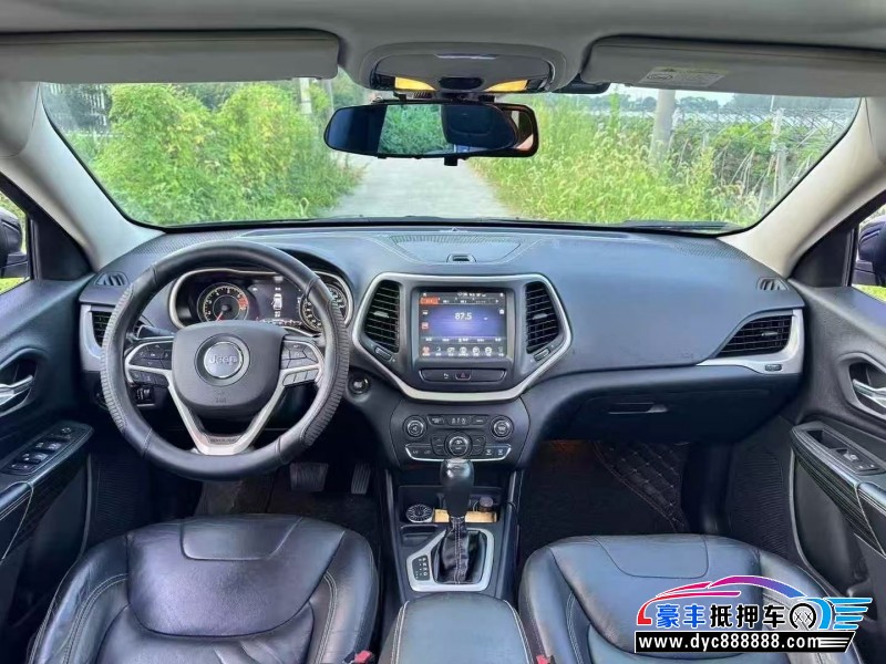 18年Jeep自由光轿车抵押车出售