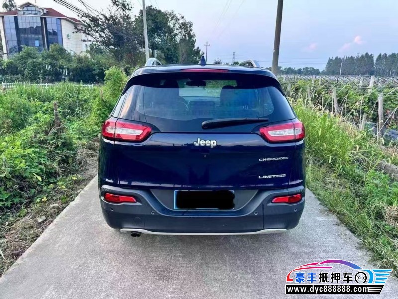 18年Jeep自由光轿车抵押车出售