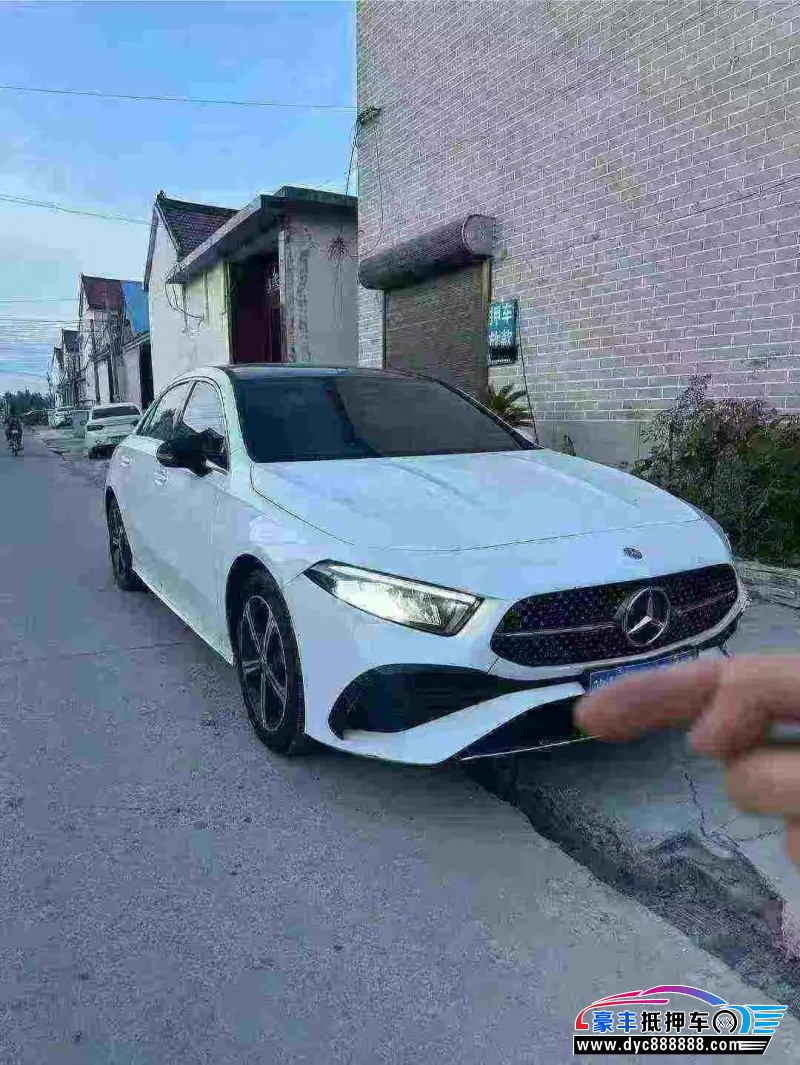 24年奔驰A轿车抵押车出售