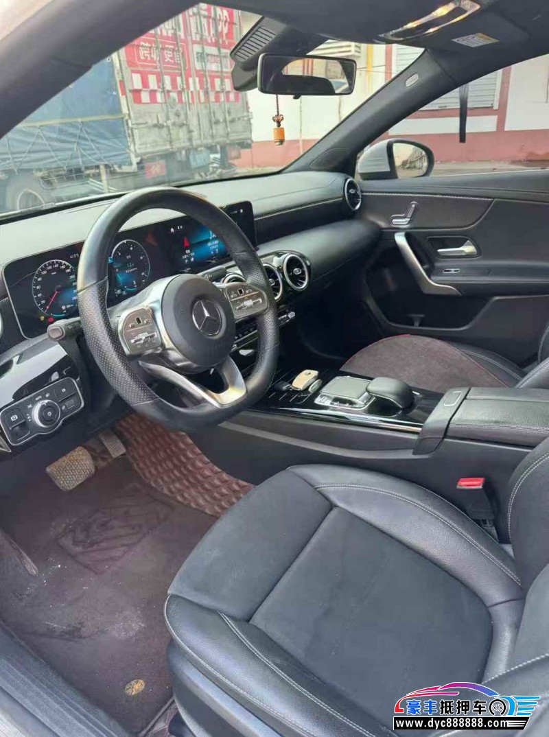 19年奔驰A轿车抵押车出售