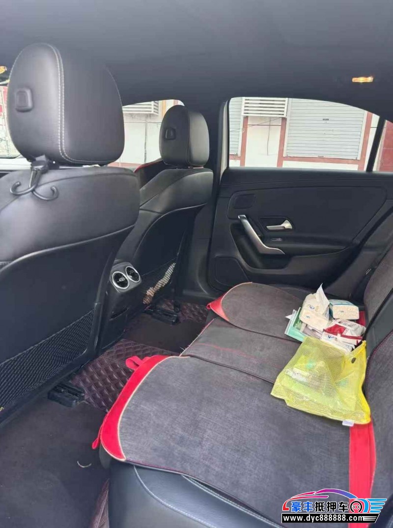 19年奔驰A轿车抵押车出售