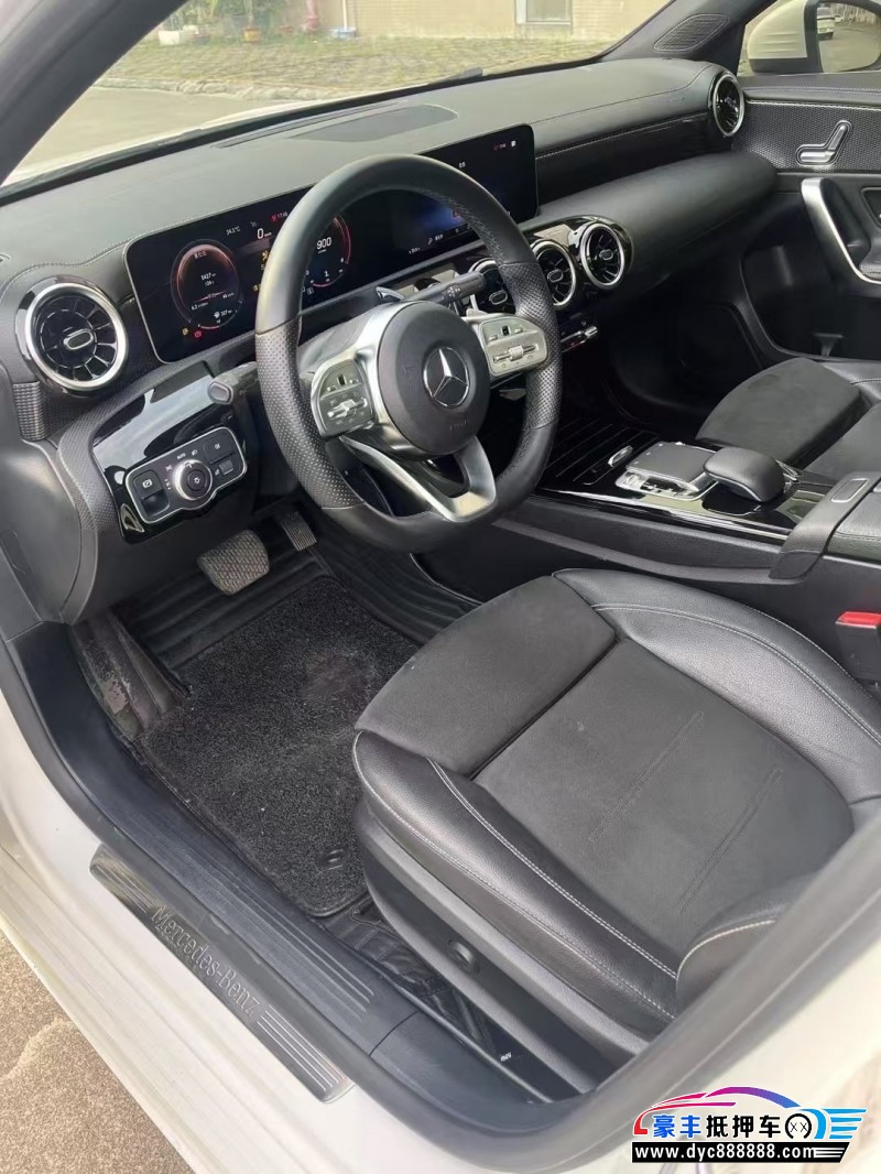 19年奔驰A轿车抵押车出售