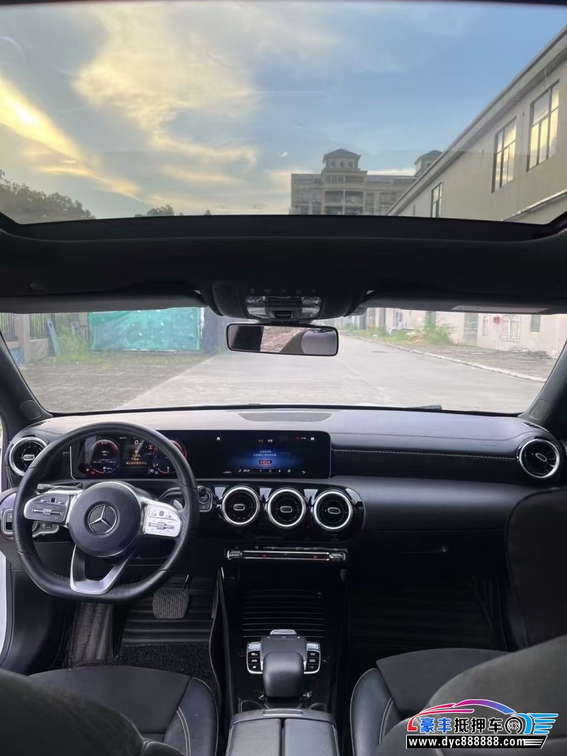 19年奔驰A轿车抵押车出售