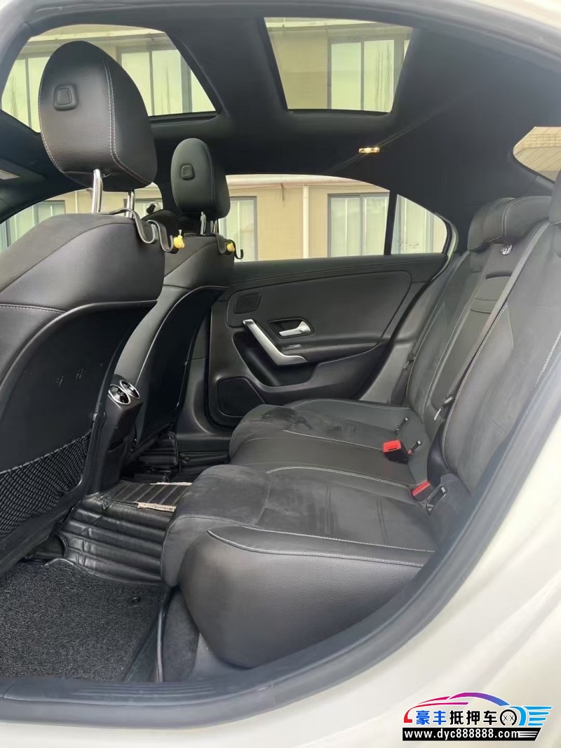 19年奔驰A轿车抵押车出售