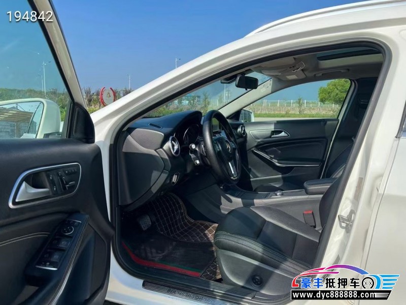 15年奔驰GLA轿车抵押车出售