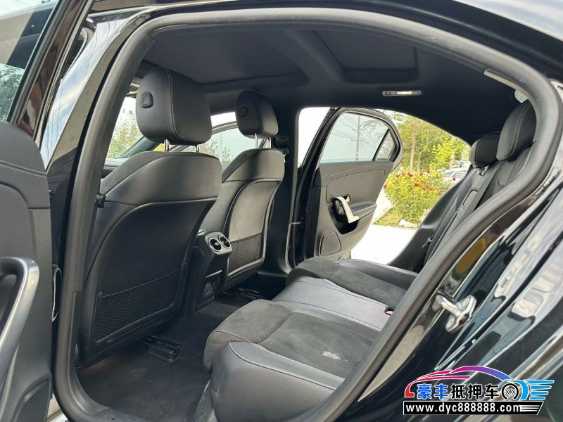 21年奔驰A轿车抵押车出售