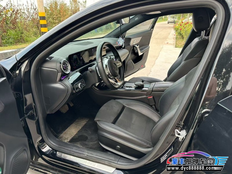 21年奔驰A轿车抵押车出售